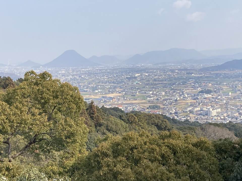 表参道の階段785段を登ったところにある本宮からの眺め